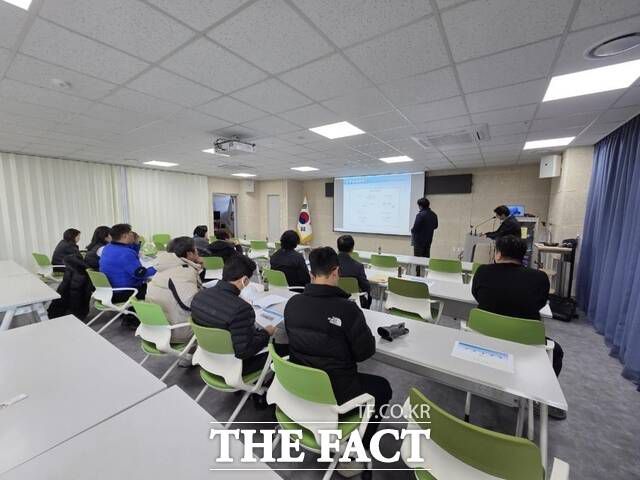 당진시가 4일 '당진 도시계획도로 중로 2-101호선과 양우내안애아파트~채운축협 간 인도개설공사' 주민설명회를 개최했다. /당진시