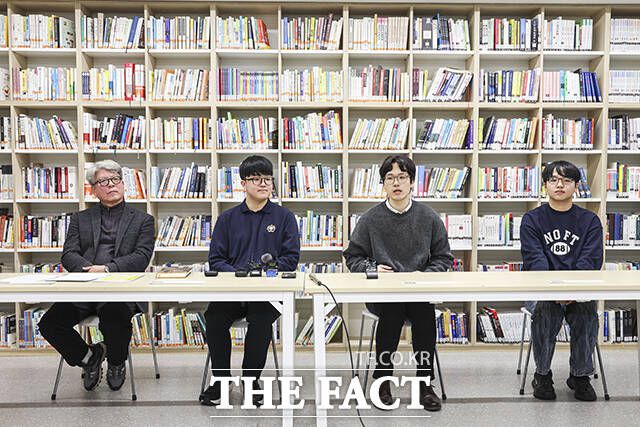 5일 오전 서울 광진구 광남고등학교에서 2026학년도 대학수학능력시험 수능 만점자 관련 언론 인터뷰를 진행하고 있다. (왼쪽부터)최재일 광남고 교장, 왕정건 학생, 최재일 광남고 담임교사, 서장협 졸업생.