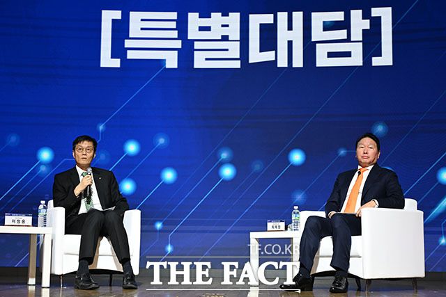 최태원 대한상공회의소 회장(오른쪽)과 이창용 한국은행 총재가 5일 오후 서울 중구 대한상공회의소에서 열린 제4회 한국은행-대한상공회의소(BOK-KCCI) 공동세미나 'AI기반의 성장과 혁신'에 참석해 특별대담을 하고 있다. /남용희 기자