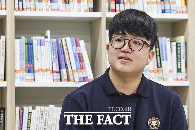 2026학년도 대학수학능력시험 수능 만점자 왕정건 학생이 5일 오전 서울 광진구 광남고등학교에서 언론과 인터뷰를 하고 있다. /박헌우 기자