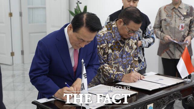 백성현 논산시장이 4일 프라모노 아눙 자카르타 주지사와 공동 개최 협약서에 서명하고 있다. /논산시
