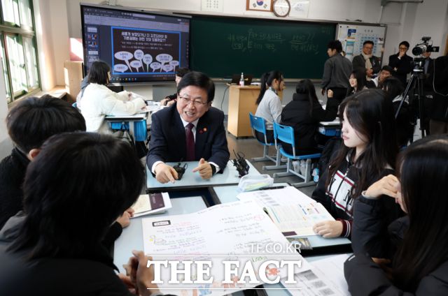 최교진 교육부 장관은 지난 1일 서울 관악구 난우중학교를 방문해 헌법과 기본권을 주제로 한 중학교 3학년 사회 수업을 참관했다./교육부 제공