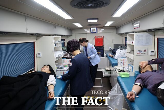 전남개발공사 임직원들이 '생명나눔 사랑의 헌혈 동참 캠페인'에 동참해 헌혈에 나서고 있다. /전남개발공사