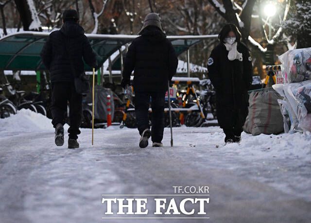 영하권의 날씨가 이어지는 5일 오전 서울 도봉구의 한 아파트 단지에서 주민들이 전날 내린 눈이 얼어붙은 빙판길을 걷고 있다. /이새롬 기자
