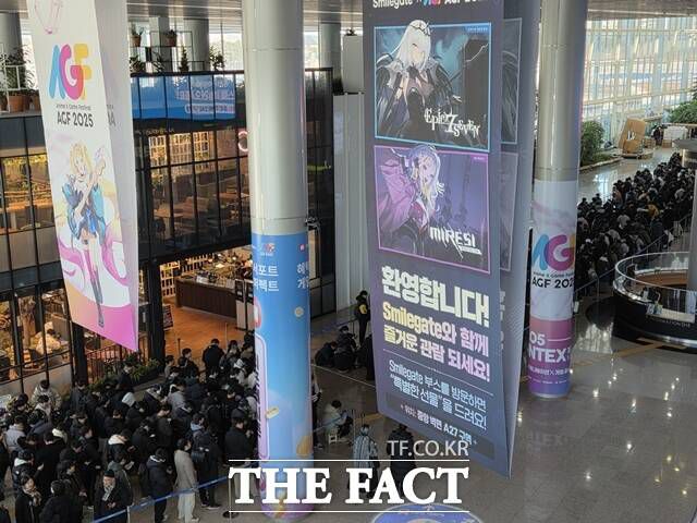 5일 오전 일산 킨텍스에서 사흘간 열리는 'AGF 2025' 행사 현장에서 방문객들이 입장 시간을 기다리고 있다. /일산=우지수 기자