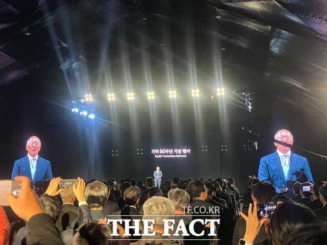 정의선 현대자동차그룹 회장이 기아 80주년 기념 행사에서 발언하는 모습. /최의종 기자