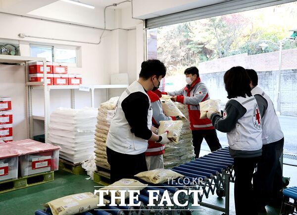대한적십자사 대전세종지사는 5일 전국은행연합회의 후원으로 백미 800포를 관내 취약계층에게 전달하는 지원 사업을 실시했다. 백미를 나르고 있는 대한적십자사 대전세종지사 관계자들 모습. /대한적십자사 대전세종지사