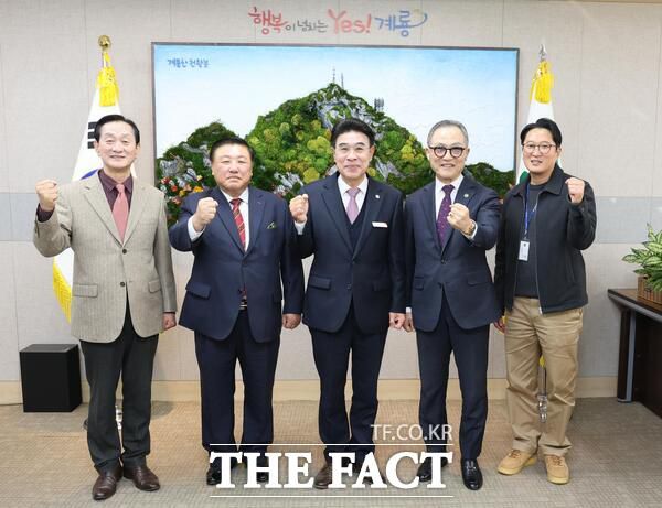 계룡시문화관광재단이 5일 한국전쟁헌충사업회와 업무협약(MOU)을 체결했다. /계룡시