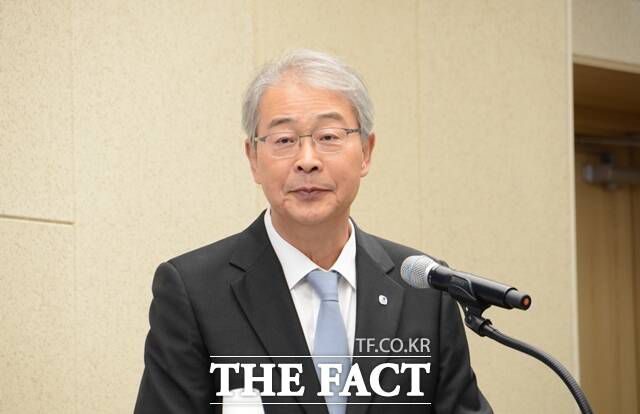 신한금융그룹 차기 회장으로 진옥동 현 회장이 연임에 성공하면서 회장 인사가 진행 중인 우리금융그룹에서도 임종룡 현 회장(사진)이 연임에 성공할지 여부에 관심이 쏠리고 있다. /김태환 기자