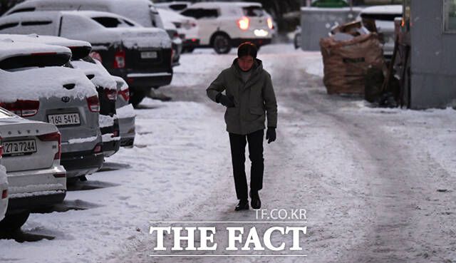 '빙판길 주의...주머니에 손 넣으면 위험해요~'