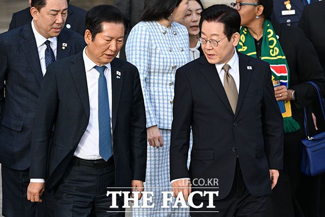 더불어민주당이 5일 중앙위원회를 소집해 정청래 대표가 추진하는 '전당원 1인 1표제' 당헌·당규 개정안 최종 의결을 시도한다. 어떻게 결론이 나도 당의 요동은 불가피할 거란 전망이다. 이재명 대통령(오른쪽) 배웅하는 정청래 민주당 대표. /남용희 기자