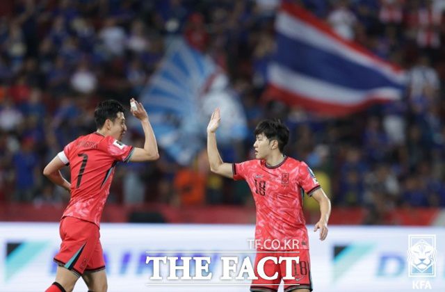 '월드 클래스' 손흥민과 이강인을 보유한 한국축구가 사상 첫 월드컵 포트2를 확정한 가운데 원정 8강 진출 목표의 첫 관문인 6일 2026 북중미월드컵 본선 조추첨식에서 어떤 팀과 같은 조에 편성될지 관심을 모으고 있다./KFA