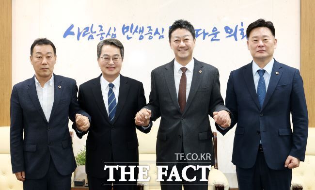 5일 경기도의회 의장실에서 이용호 국민의힘 수석부대표의원, 김동연 경기도지사, 김진경 도의회 의장, 최종현 더불어민주당 대표의원 등이 손을 맞잡고 기념촬영을 하고 있다. 이들은 이날 보름여 동안 파국으로 치달았던 양 기관의 갈등 문제를 일단락했다. /경기도의회