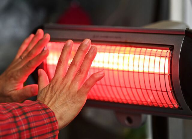 기후에너지환경부는 5일 한국전력공사 남서울본부에서 전력수급 대책 회의를 열고 ‘겨울철 전력 수급 전망 및 대책’을 논의했다. 사진은 지난 1월 10일 경기도 수원시 권선구 수원농수산물도매시장에서 한 상인이 난로에 손을 녹이고 있는 모습. / 뉴시스