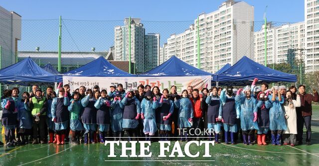 5일 대전교육연수원 부설 꿈나래교육원과 마을교육공동체가 함께 '2025 꿈나래 김장 나눔 행사'를 진행하며, 기념 촬영을 하고 있다. /대전시교육청