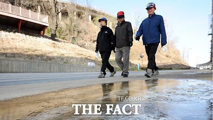 기상청에 따르면 5일 전국이 대체로 맑겠으나 오전까지 충남권과 전라권, 제주도는 가끔 구름이 많겠다. 전국 대부분 지역이 영하의 기온을 보이며 빙판길과 도로 살얼음이 나타나는 곳이 많아 주의해야 하겠다. /더팩트 DB