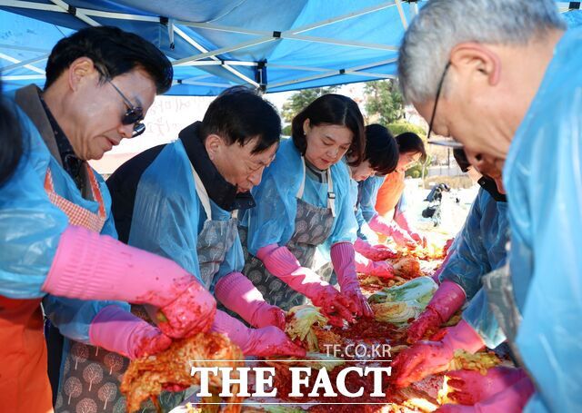 설동호 교육감과 양수조 교육장을 비롯한 대전어울림봉사단원들이 '2025 꿈나래 김장 나눔 행사'에 참여해 김장 버무리기를 진행하고 있다. /대전시교육청