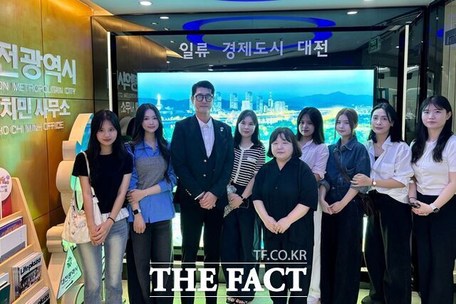 베트남 호치민(HCMC StartupHUB)에서 열린 'WISE HCMC+ 2025 대전 ICT 기업 상담회'에 베트남 출신 목원대 유학생들이 참가해 기념 촬영을 하고 있다. /목원대