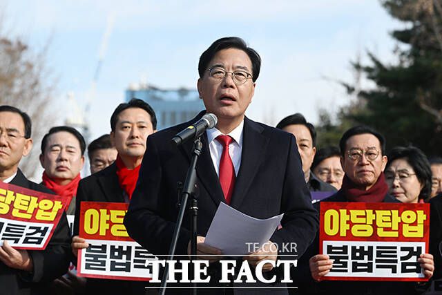 송언석 국민의힘 원내대표가 5일 정부를 향해 "혼용무도이자 대한민국 자살항로, 그것이 이재명 정권의 지난 6개월의 모습"이라고 밝혔다. 사진은 송 원내대표가 지난 2일 오후 서울 서초구 서울중앙지방법원 앞에서 열린 추경호 의원 구속심사 규탄대회에서 발언을 하고 있는 모습. /서예원 기자