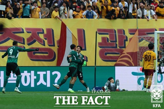 전반 추가시간 이동준의 선제골이 터지자 기뻐하는 전북 선수들./KFA