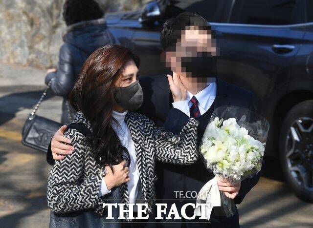 이부진 호텔신라 사장이 지난 2023년 2월 서울 강남구 휘문중학교에서 열린 아들 임 모 군 졸업식에서 임 군과 사진 촬영을 하고 있다. /더팩트 DB