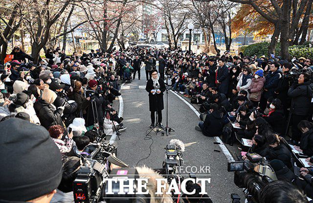 3일 국회에서 열린 한 전 대표의 기자회견 장소에 수많은 지지자가 참석했다. 영하의 날씨에도 한 전 대표를 응원했다. /박헌우 기자