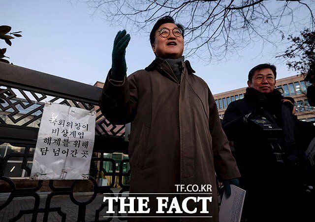 우원식 국회의장이 지난 3일 서울 여의도 국회에서 열린 '비상계엄 해제 1주년 기억행사' 다크 투어에서 계엄 당시 자신이 월담했던 상황을 시민들에게 설명하고 있다. /국회사진기자단