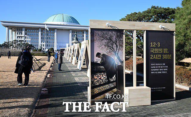 '12.3 비상계엄 해제 1주년 기념 사진전'이 지난 3일 서울 여의도 국회에서 열린 가운데, 시민들이 사진을 관람하는 모습. /박헌우 기자