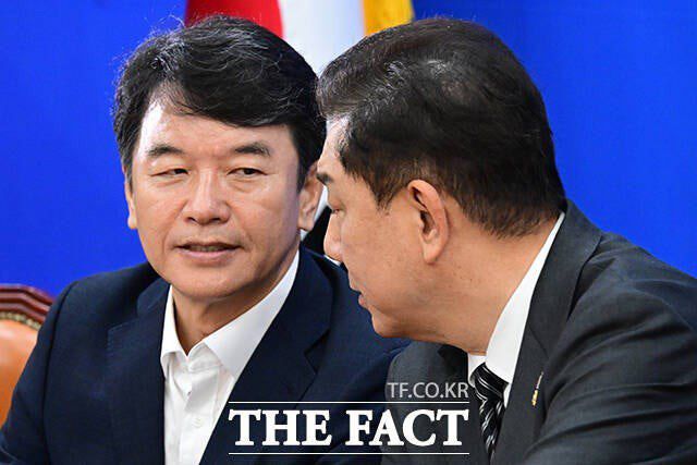 김병기(오른쪽) 원내대표는 4일 김남국 전 대통령실 디지털소통비서관에게 인사 청탁 문자를 보내 논란을 빚은 문진석 원내운영수석부대표에게 엄중 경고했다. /남윤호 기자