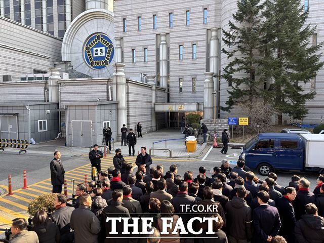 국민의힘 의원들이 지난해 12월 3일 당시 계엄 해제 표결을 방해한 혐의로 구속 전 피의자 심문(영장실질심사)을 받는 추경호 의원의 출석을 지켜보기 위해 2일 오후 서울 서초구 서초동 서울중앙지방법원 앞에서 대기하는 모습. /이하린 기자