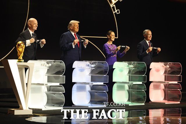 6일 오전 2시(한국시간) 미국 워싱턴DC 케네디센터에서 열린 2026 북중미 월드컵 본선 조추첨식에서 공동 개최국인 미국 멕시코 캐나다를 뽑은 도널드 트럼프 미국 대통령(왼쪽 두 번째)과 클라우디아 셰인바움 멕시코 대통령, 마크 카니 캐나다 총리./워싱팅DC=AP.뉴시스