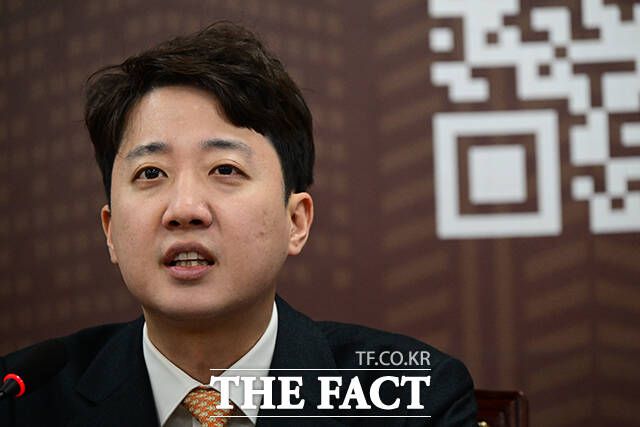 이준석 개혁신당 대표는 7일  "조진웅 씨는 강간 등 혐의는 부인하고 있고, 결국 폭행을 시인한 배우가 소년범 전력으로 은퇴 하게 됐다"면서 "대통령은 괜찮고 배우는 은퇴해야 되는 모순이 생긴다"고 밝혔다. /남윤호 기자