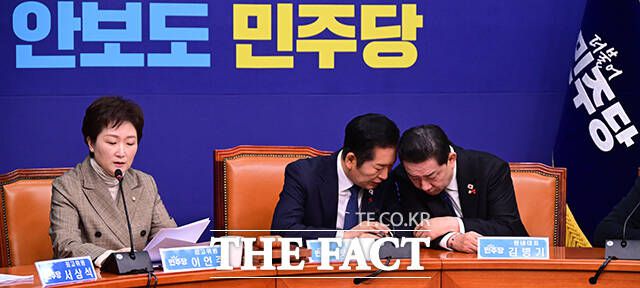 귀엣말 나누는 정청래 대표와 김병기 원내대표.