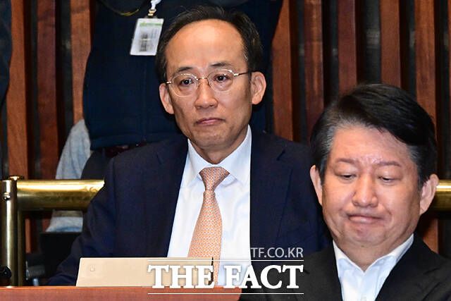 이재명 정권 독재악법 국민고발회 발언 듣고 있는 추경호 의원.