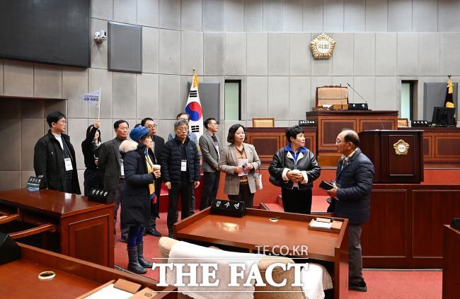 시흥시 어르신위원회 위원들이 시의회를 방문하는 모습. /시흥시