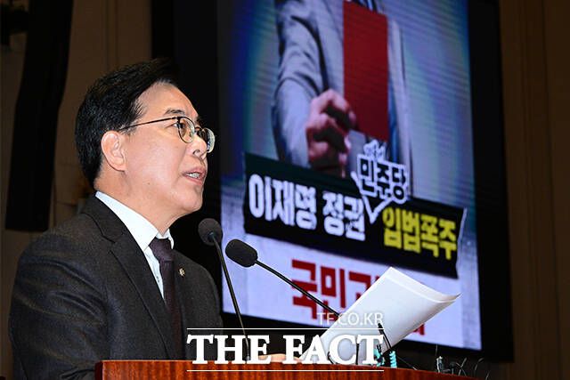 송언석 국민의힘 원내대표가 8일 오전 서울 여의도 국회에서 열린 의원총회 및 이재명 정권 독재악법 국민고발회에 참석해 모두발언을 하고 있다. /국회=남윤호 기자