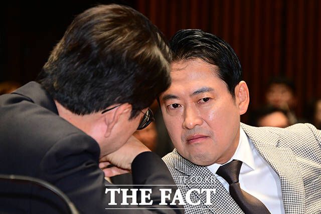 이날 의원총회에 참석한 장동혁 대표(오른쪽)가 신동욱 최고위원과 대화를 하고 있다.