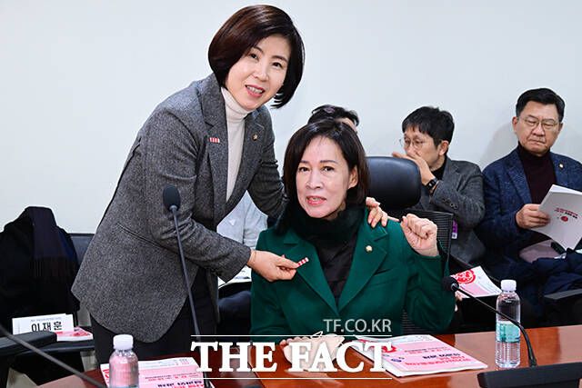 김미애 복지위 간사가 국민의힘 소속 이인선 국회 성평등가족위원장(오른쪽)에게 '위기임산부 상담전화 1308' 배지를 선물하고 있다. 1308 상담전화는 수원 냉장고 영아 살인사건을 계기로 도입됐으며 경제적, 심리적 이유로 낙태나 베이비박스에 아이를 유기하는 것을 막기 위해 시행된 제도다. 어려움을 겪는 위기임산부는 1308번으로 연락해 가까운 지역상담기관을 찾아 맞춤형 상담과 지원을 받을 수 있다.