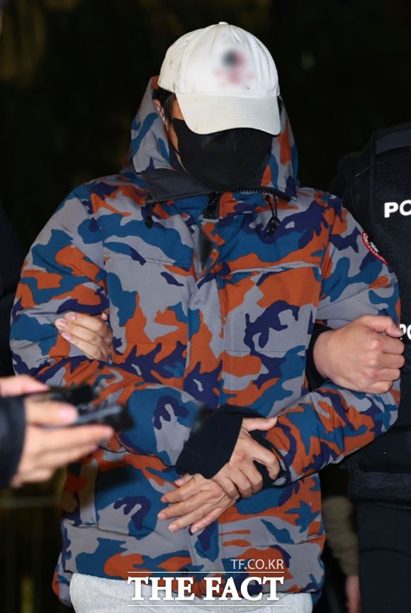 김건희 여사 연루 의혹을 수사하는 민중기 특별검사팀이 도이치모터스 주가조작 사건의 공범으로 지목된 이모 씨가 지난달 20일 특검팀 사무실로 압송되고 있다. /뉴시스