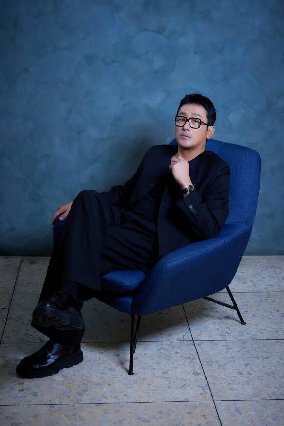 하정우는 "되돌아보니까 '윗집 사람들'은 연출자로서의 욕심을 내려놓고 찍었더라"고 전했다. /㈜바이포엠스튜디오