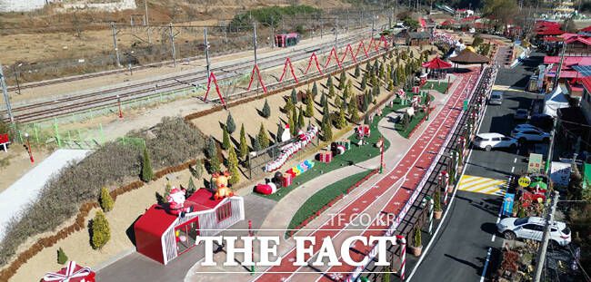 각종조형물로 꾸며진 산타마을. /봉화군