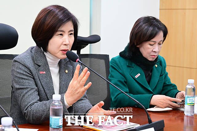 개회사하는 김미애 간사. 오른쪽은 이인선 국회 성평등가족위원장.