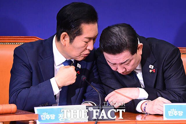 정청래 더불어민주당 대표(왼쪽)와 김병기 원내대표가 8일 오전 서울 여의도 국회에서 열린 최고위원회의에 참석해 귀엣말을 하고 있다. /국회=남윤호 기자