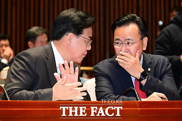 송언석 국민의힘 원내대표와 유상범 원내운영수석부대표가 이야기를 하고 있다.