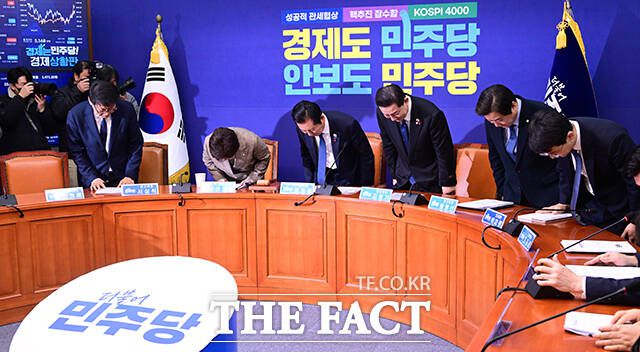 최고위원회의 앞서 인사하는 지도부.