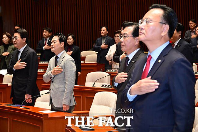 국민의례하는 국민의힘 의원들.