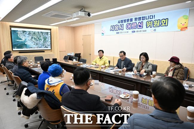 시흥시 어르신위원회 시흥시청 견학 모습. /시흥시