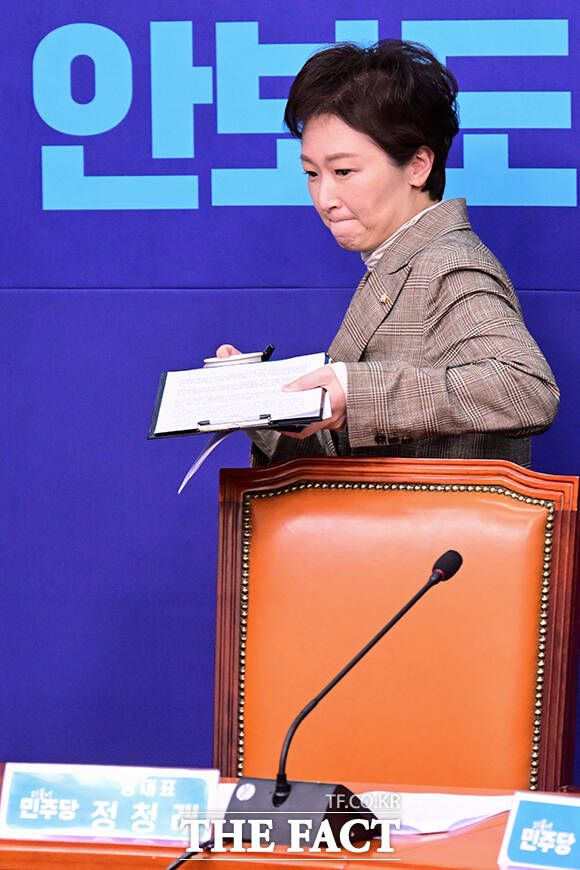 최고위원회의 참석하는 이언주 더불어민주당 최고위원.