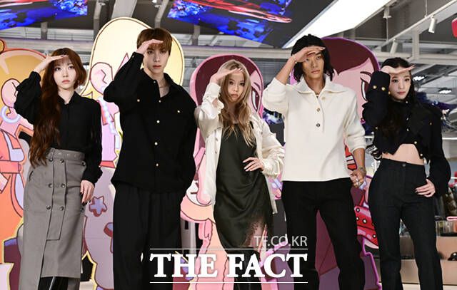 올데이프로젝트 영서와 우찬, 베일리, 타잔, 애니(왼쪽부터)가 8일 서울 성동구 에스팩토리에서 열린 첫번째 EP '올데이 프로젝트(ALLDAY PROJECT)' 발매 기념 팝업 스토어 오픈 이벤트에 참석해 포즈를 취하고 있다. /이새롬 기자