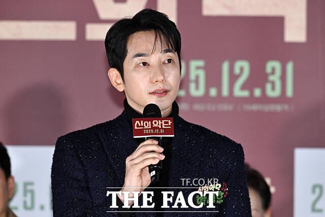 배우 박시후가 8일 오전 서울 용산구 CGV 용산 아이파크몰에서 열린 영화 ‘신의 악단’ 제작보고회에 참석해 입장을 밝히고 있다. /서예원 기자